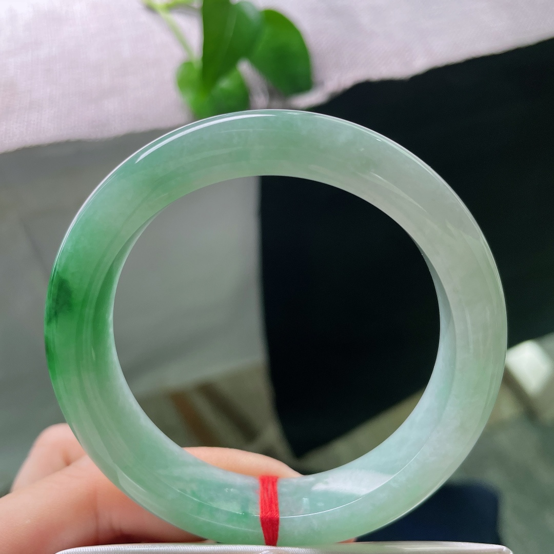 飘绿正圈，无裂，淡雅浅底色衬着一抹浓绿，绿感鲜活明艳，一淡一浓对比恰到好处，不艳俗。ss57969a