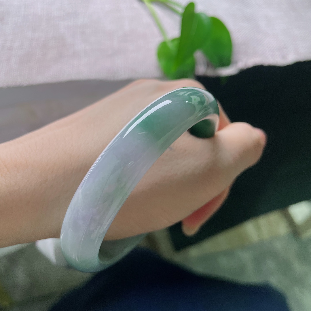 油青正圈，一点皮纹，似远山含雾，碧水映月，将山水画卷凝于玉镯，诗意氛围感拉满。ss58022a