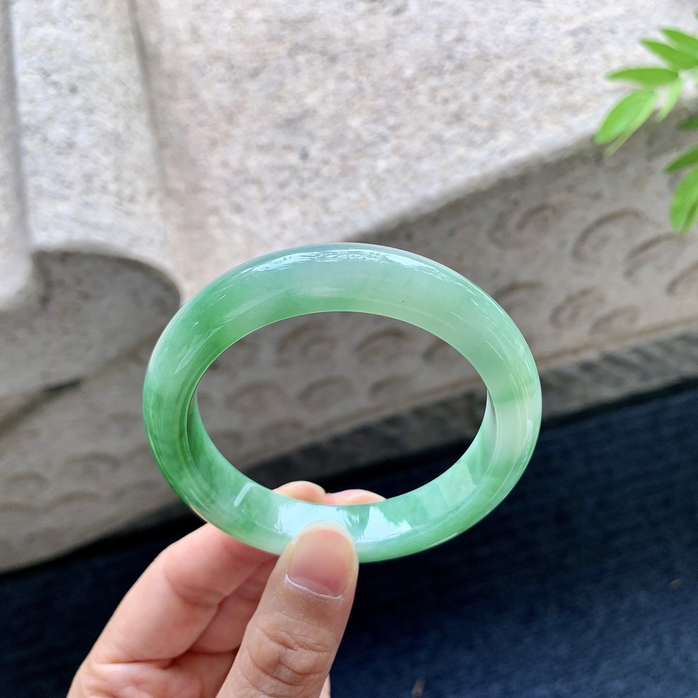 正圈，圈口53.5/11.7/8.4，编码W6090313，细糯飘辣绿，水润，种老，细腻，打灯有纹线