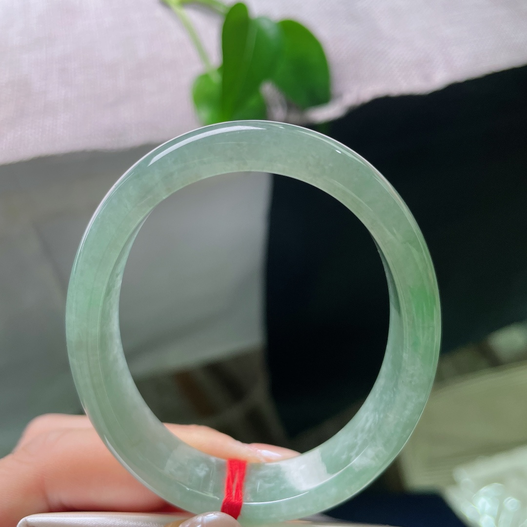 绿底贵妃，一点皮纹，腕间一汪碧色，似山间清潭，清冽温婉，自带清爽舒适的氛围感。ss57893a