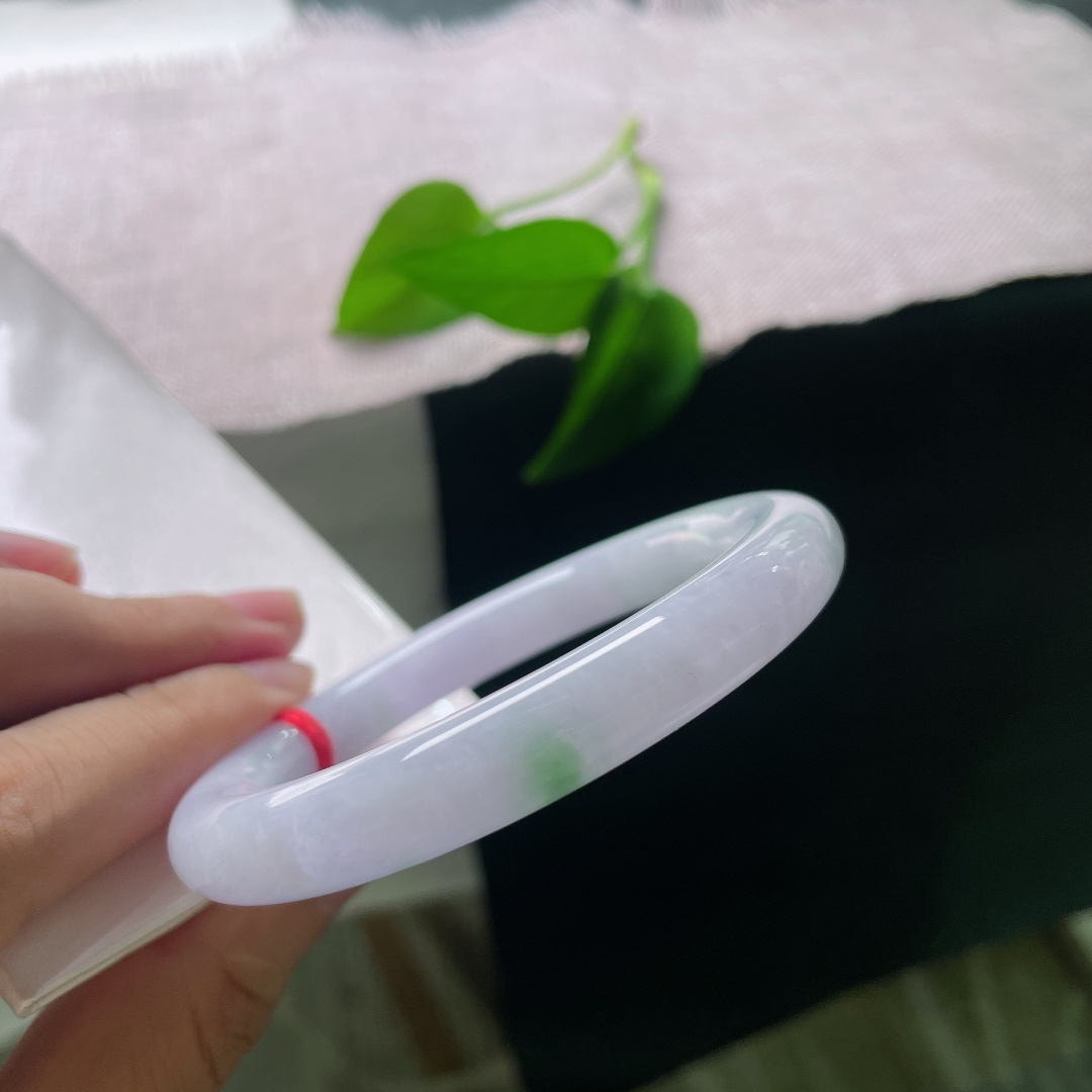 圆条，一点皮纹，细腻温润，淡紫基调，紫绿相融温柔雅致，自带春日朦胧浪漫感，温婉又富有诗意。ss57874a