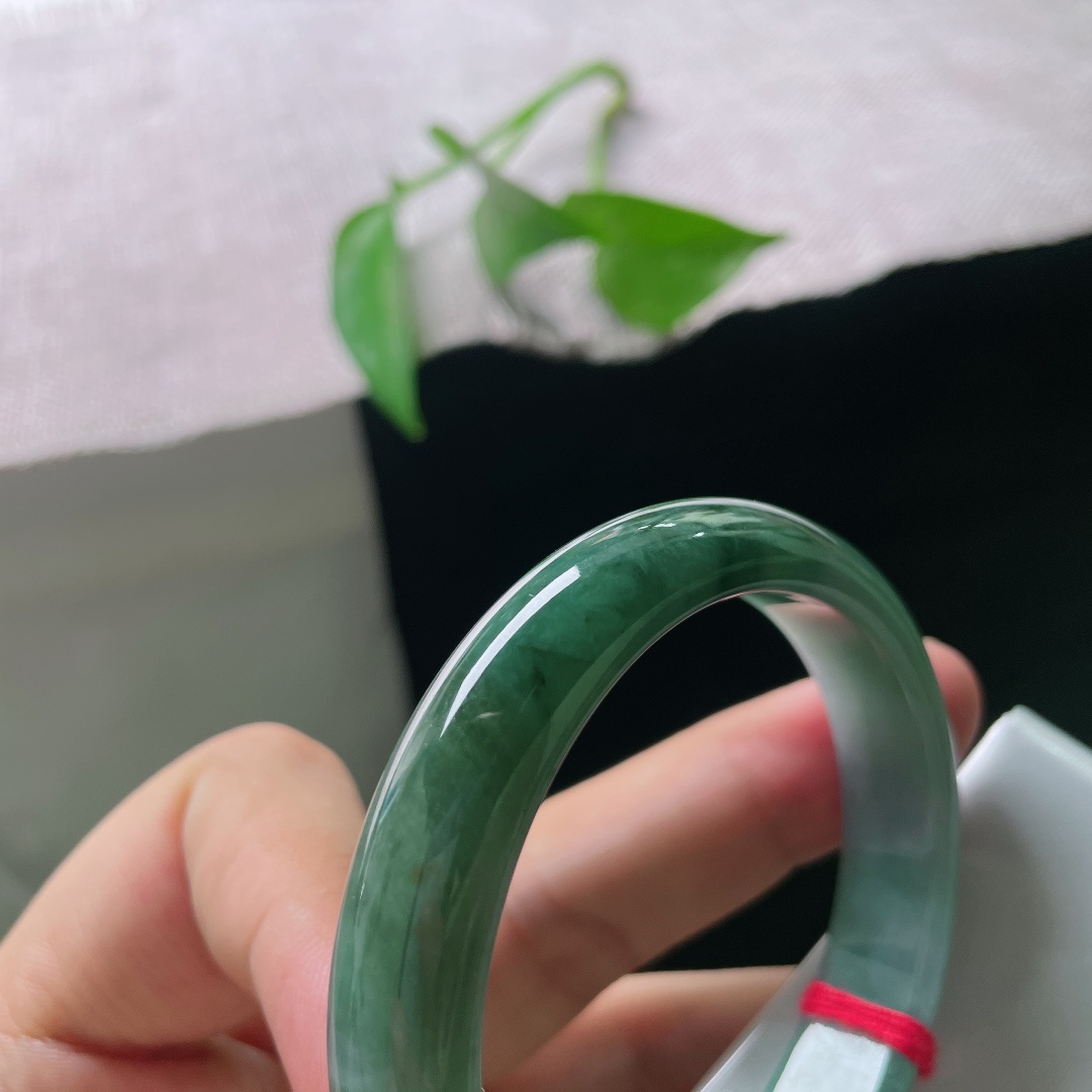54.7/12.1/7.4，油青正圈，一点皮纹，色泽沉静内敛，玉质细腻油润，上手沉稳大气，低调中透着玉石沉淀的复古质感。ss58016a