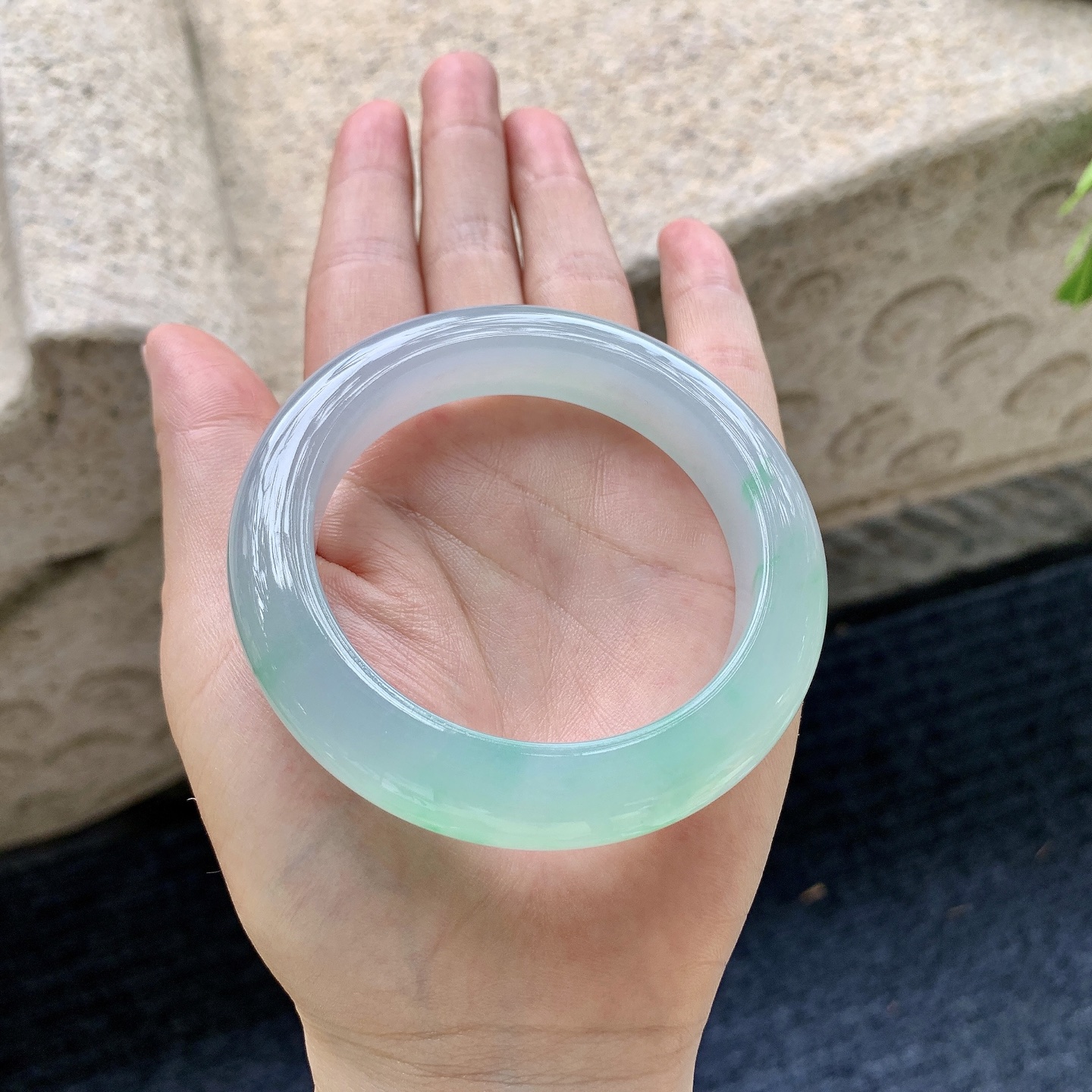 正圈52 53，圈口53.9/11.5/10.2，编码H3090245，描述：冰糯飘绿，水润，种老，细腻，打灯有絮线