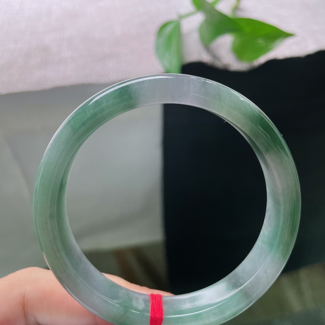 54.8/11.7/7.2，油青正圈，一点皮纹，玉色沉静幽深，质地油润细腻，色泽内敛厚重，上手复古沉稳，ss58015a