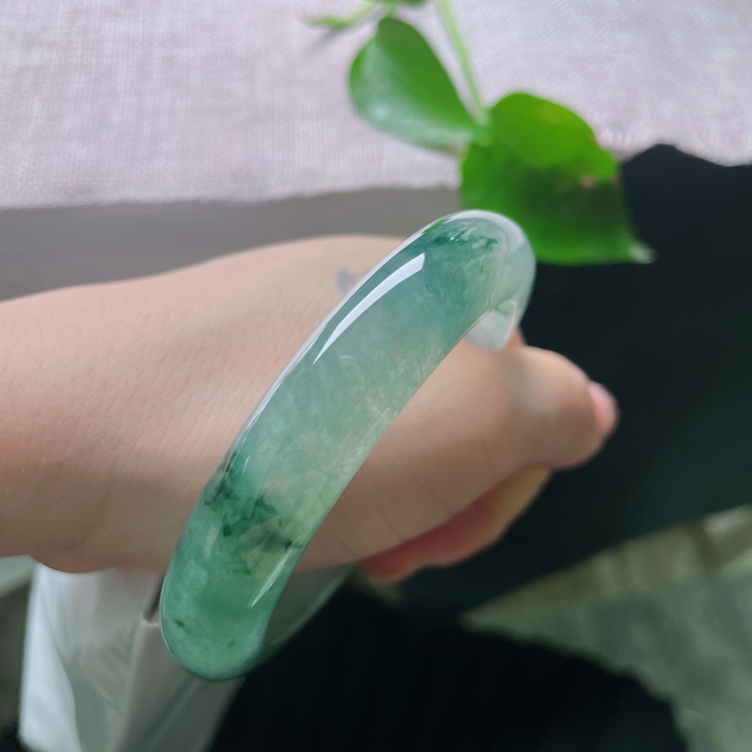 56.9/12.7/9.3，冰飘花正圈，无裂，浓绿飘花如泼墨写意，浓淡层次自然天成，不刻意雕琢，是独一份沉静疏离的清冷诗意。ss56153a。