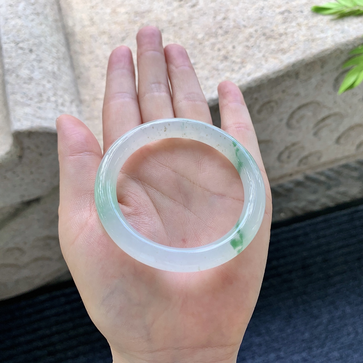 圆条49 50，圈口50.7/8.6/8，编码BA090366，描述：糯冰飘绿，水润，种老，细腻，有棉纹。