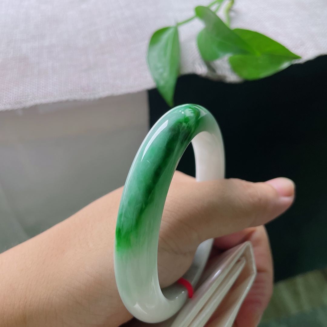 白底青正圈，一点皮纹，素净洁白玉底，艳润的辣绿恣意晕染，翠色浓烈鲜活，上手自带古典明媚的氛围感。ss57987a