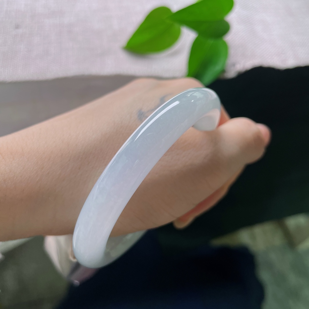 浅紫圆条，无裂，种水通透，水头充盈，镯身泛着柔和的胶润水光，玉质细腻温润，自带朦胧的玉光。ss58055a