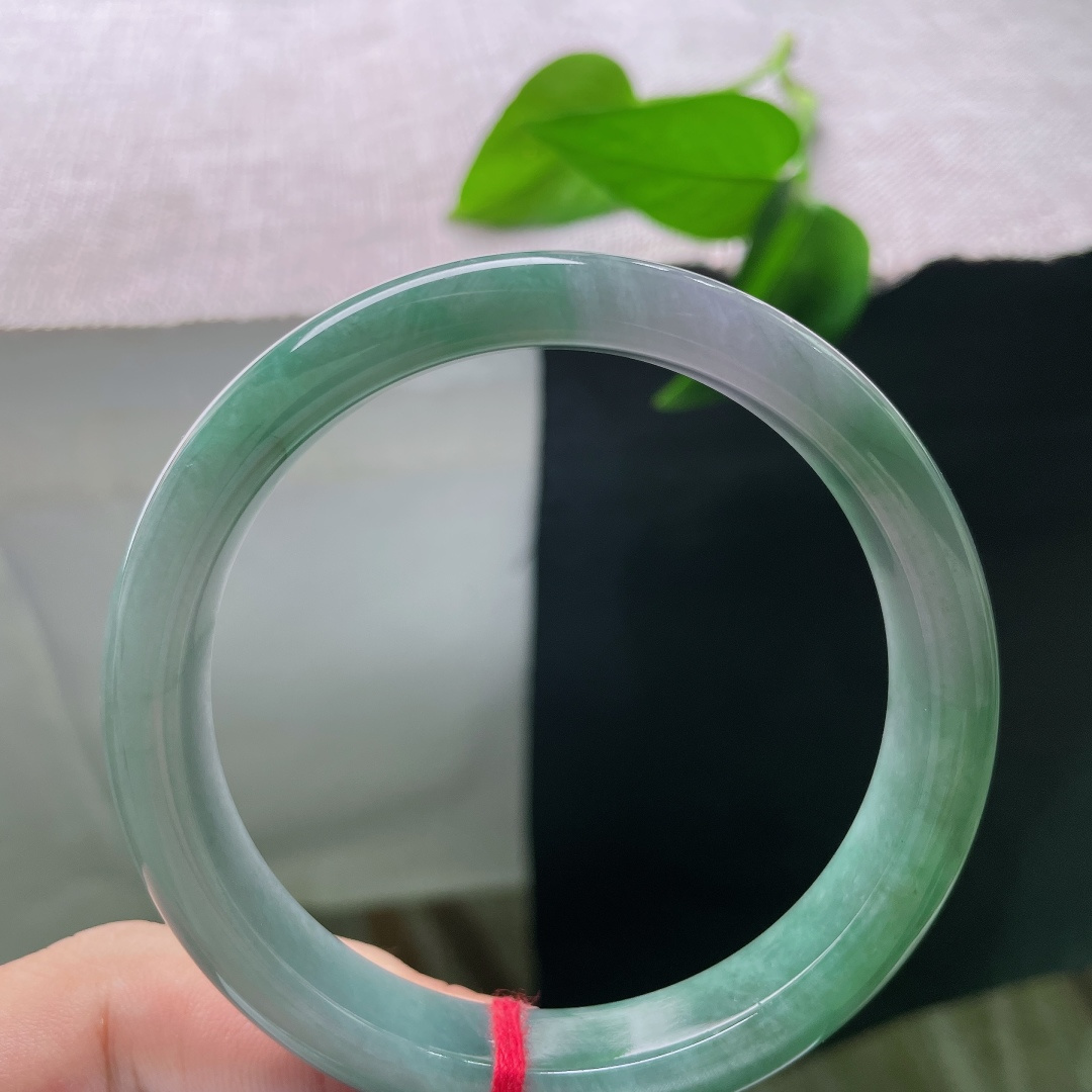 油青正圈，有纹，色醇厚内敛色调统一和谐，沉稳低调，上手显白显气质，是越戴越有韵味的经典之选。ss58017a