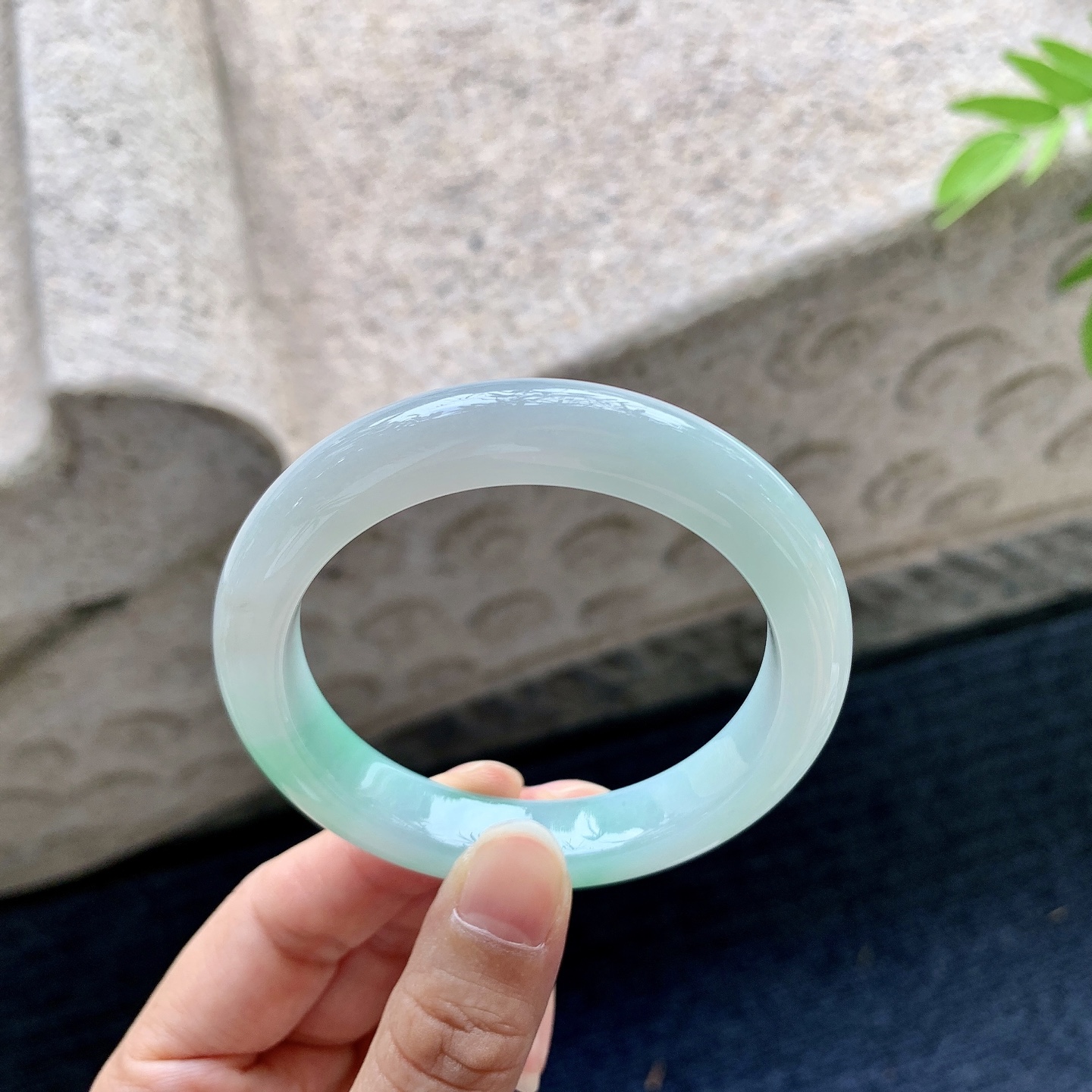 正圈51 52，圈口52.5/10.6/8.5，编码T1090309，细糯飘绿，水润，种老，细腻，无裂。