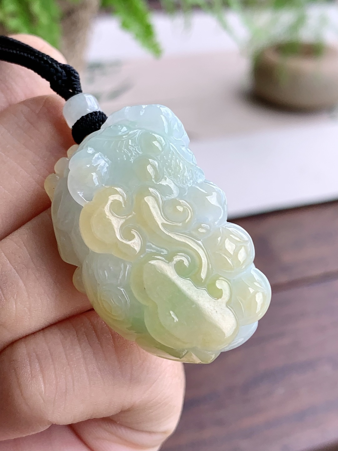 糯冰飘黄翡貔貅吊坠，缅料，性比高，超厚，尺寸39.4-23.5-13，重量29.6克