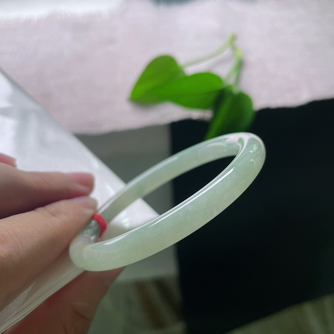 绿底圆条，无裂，冰润洒金美人条细镯，清润的浅晴水底色，镯身晕染天然暖黄洒金，金斑错落散落，温柔又有特色。ss58005a