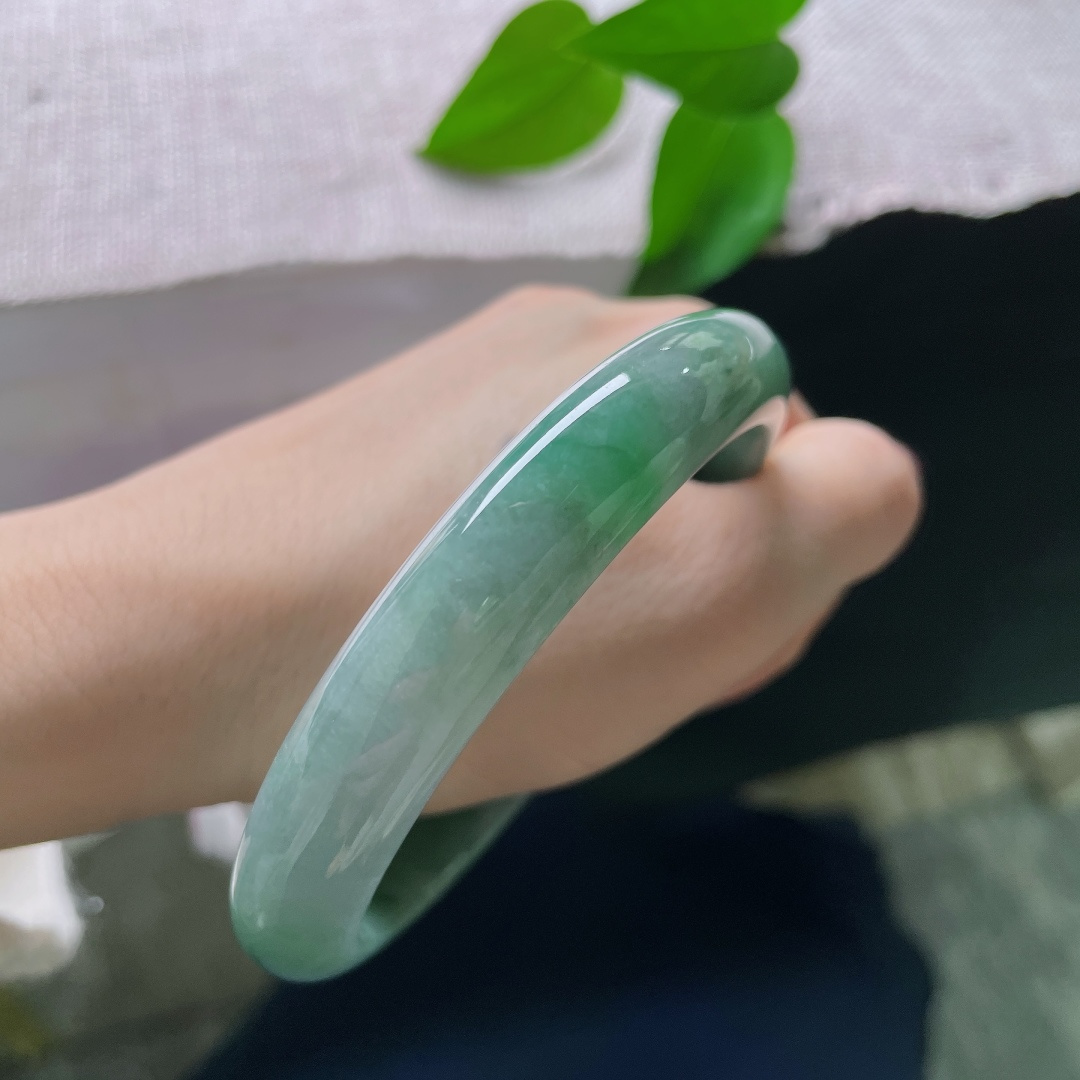 油青正圈，大圈口，水头好，一抹翠色更添新意，自带芳华，晶体，ss58021a