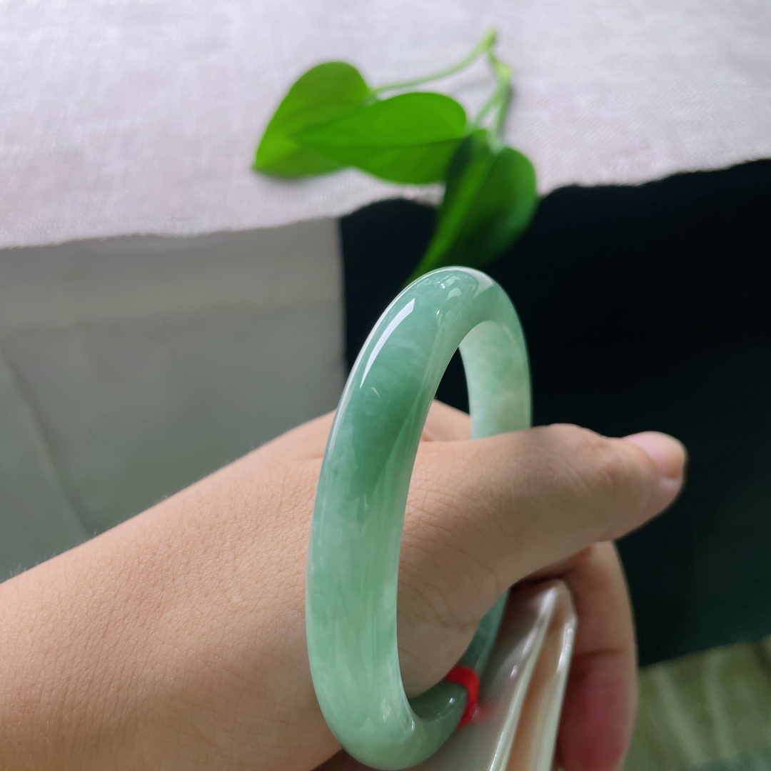 绿底正圈，无裂，似一湖青山碧水凝于腕间，沉静安然，自带从容温婉的东方气质。ss57924a