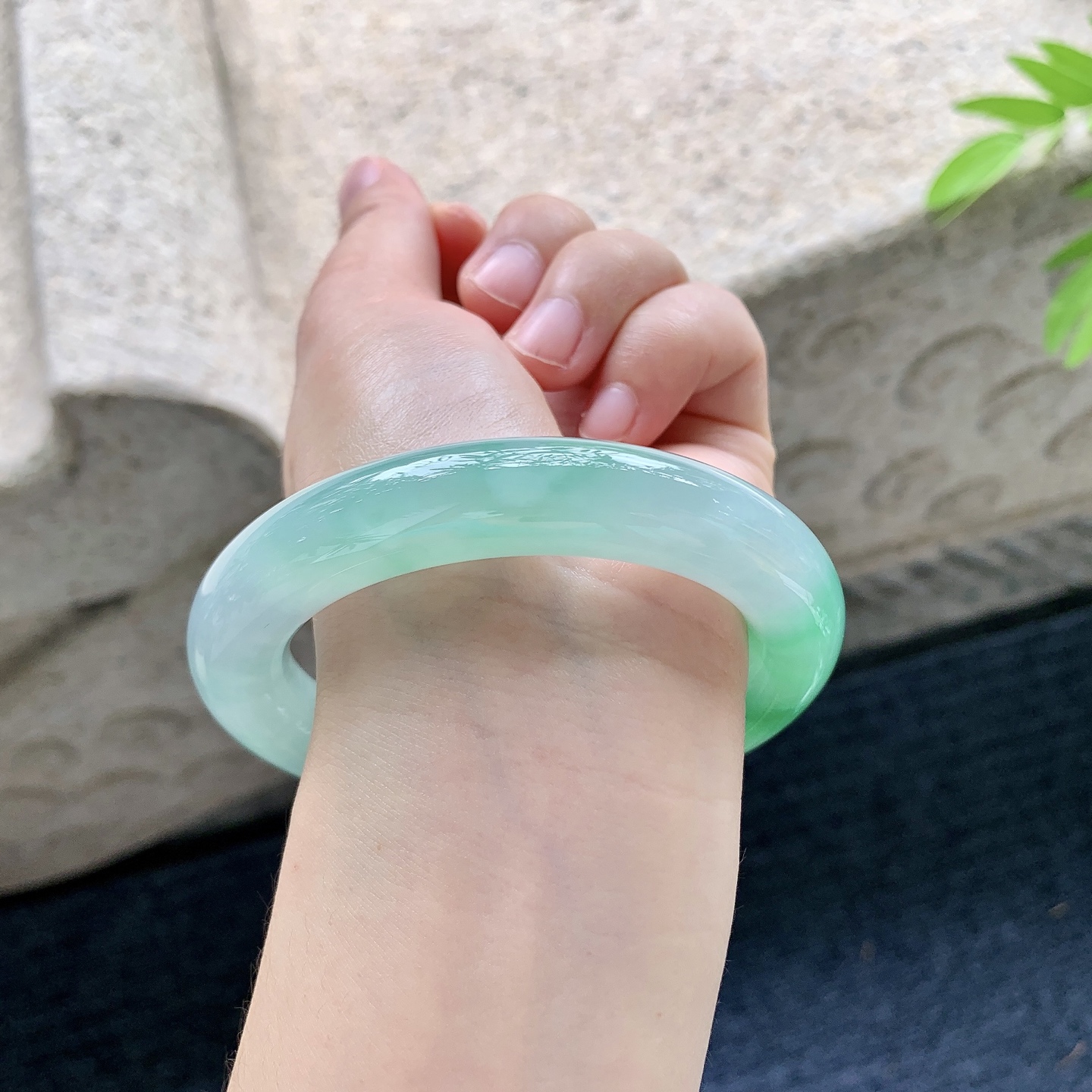 圆条57 58，冰糯飘绿，水润，种老，细腻，打灯有絮线