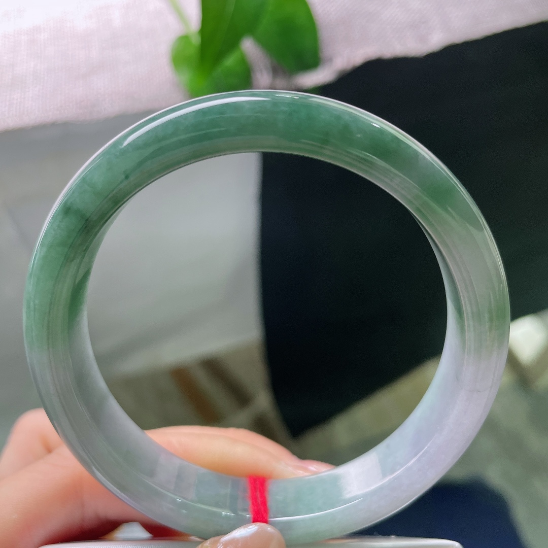 油青正圈，一点皮纹，似远山含雾，碧水映月，将山水画卷凝于玉镯，诗意氛围感拉满。ss58022a