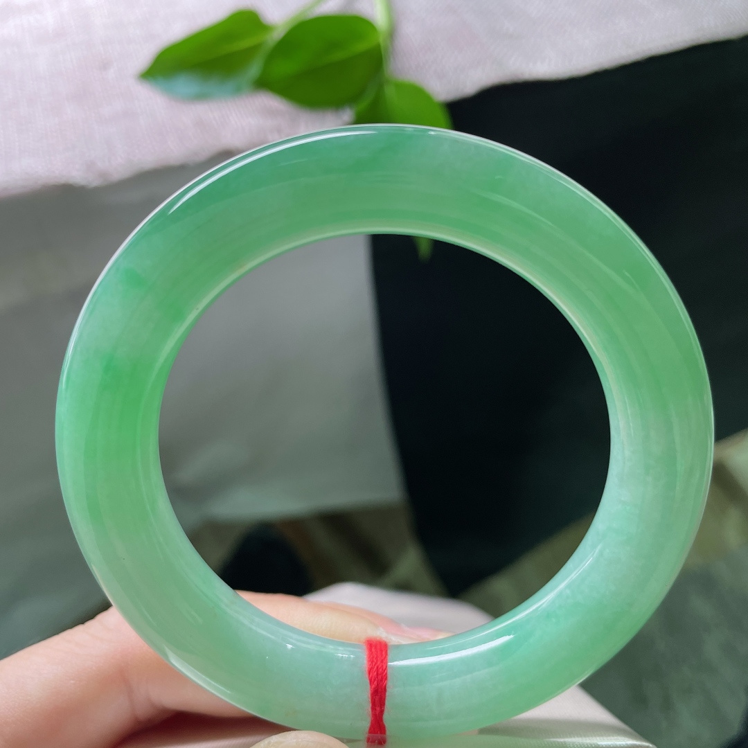绿底圆条，满圈阳绿，均匀铺满。老坑料，肉质细腻，上手显白贵气。无裂，ss58091a