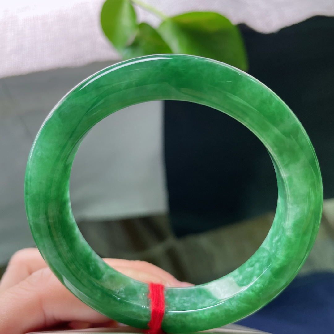 绿底正圈，凝一汪满绿清泉，藏半生温润安然。种老，色艳，皮纹，ss58213a