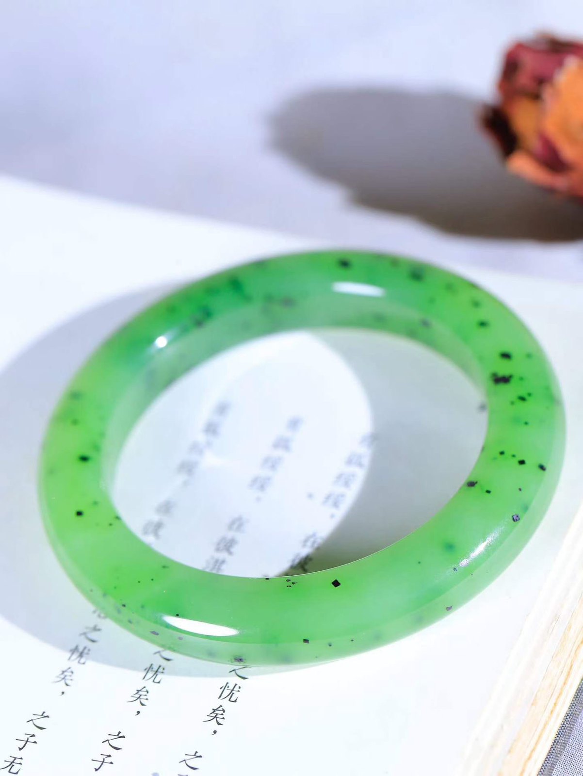 【碧色荡漾·手镯】

精品️和田玉碧玉手镯，玉质细腻温润，手感舒适，️线条流畅，简约大气，美