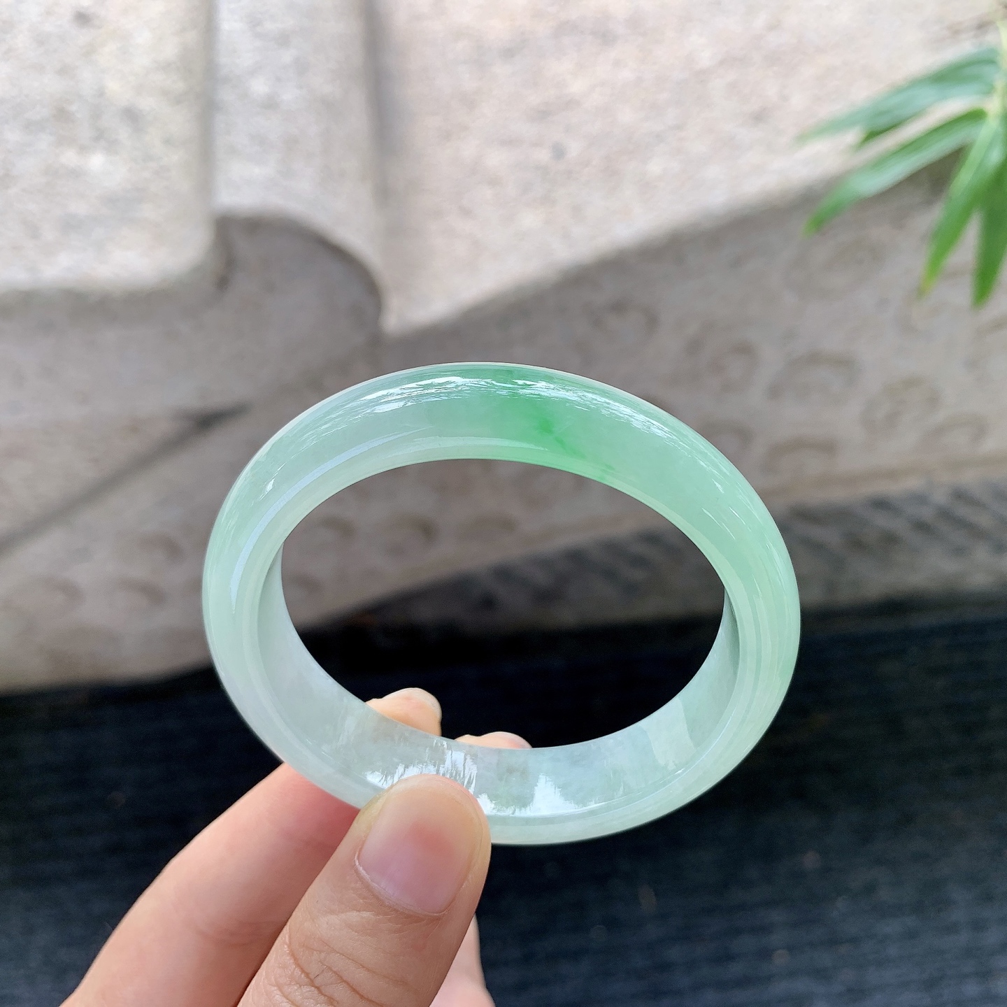 糯冰飘绿，水润，种老，细腻，打灯有絮线