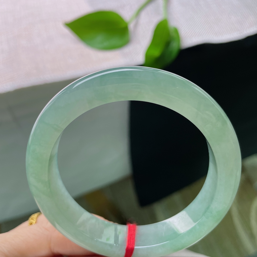 冰绿正圈，种老，清透泛光，质地莹润，欲把西湖比西子，淡妆浓抹总相宜。无裂，ss58117a