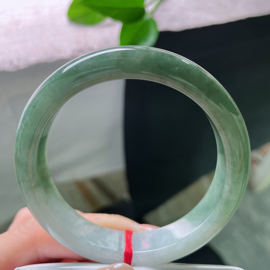 油青正圈，无裂，种老水润，镯身光泽油润透亮，玉质厚实细腻，带着天然翡翠独有的玉石肌理。ss57909