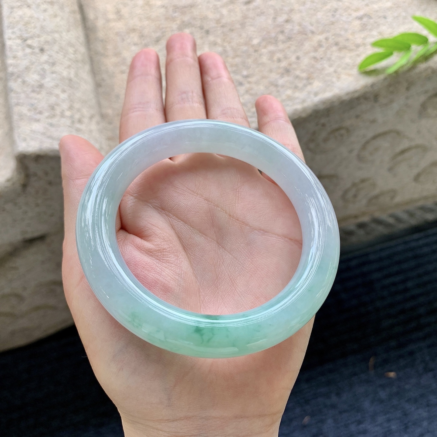 圆条58 59，圈口59.4/11.2/11.3，编码AD090414，细糯飘绿，水润，种老，细腻，