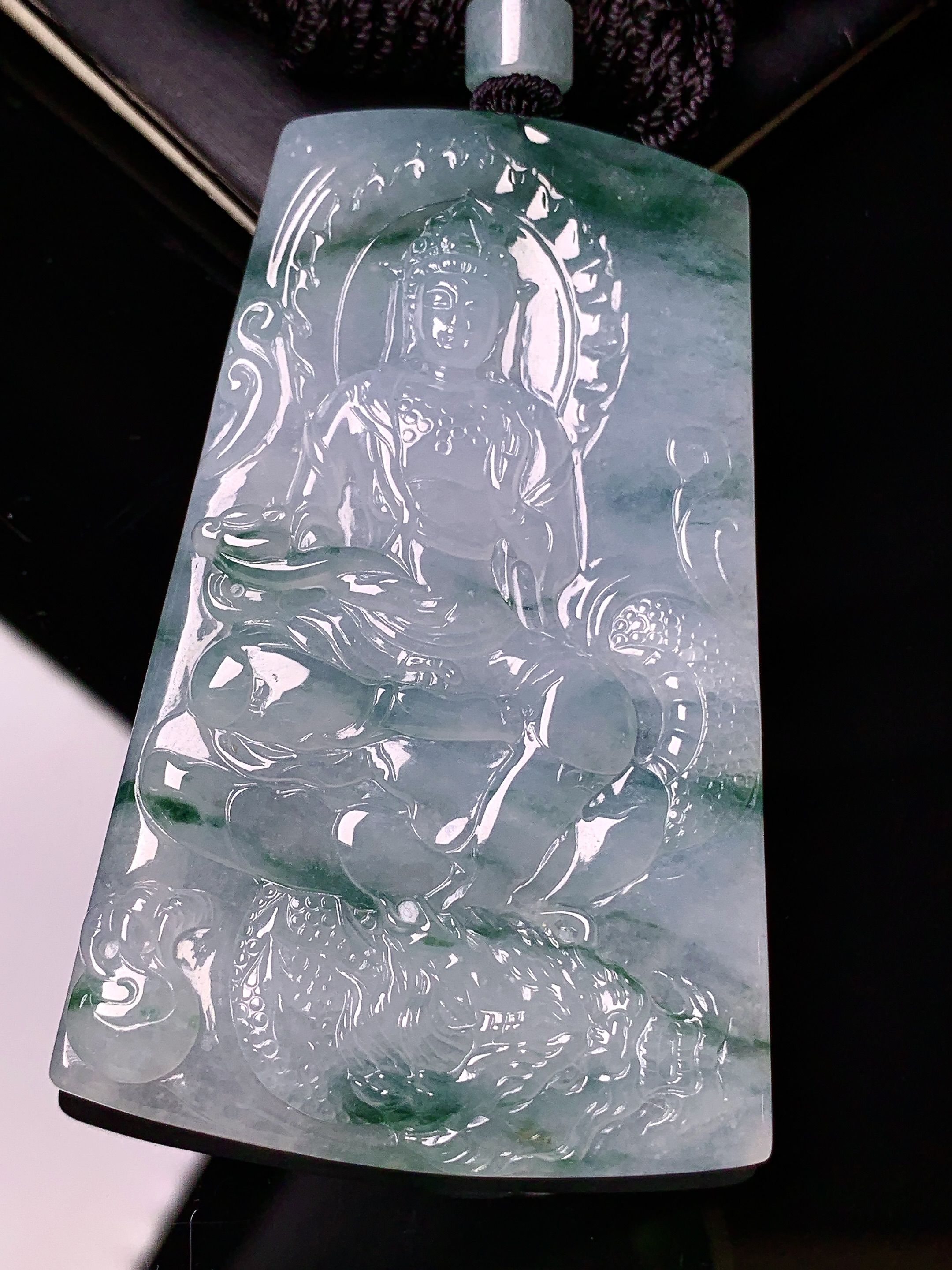 飘绿乘龙观音菩萨吊坠 玉质细腻 色泽艳丽清新 水润亮眼 整体尺寸68.8*43*5.8 L1