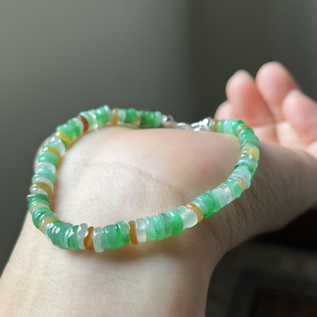 1号，冰种多彩盘缠手链，碎银子，种水好，色彩丰富，辣阳绿，每一颗都是精选货头，冰透，精致小巧，单戴叠戴都好看尺寸6.2×2，超值