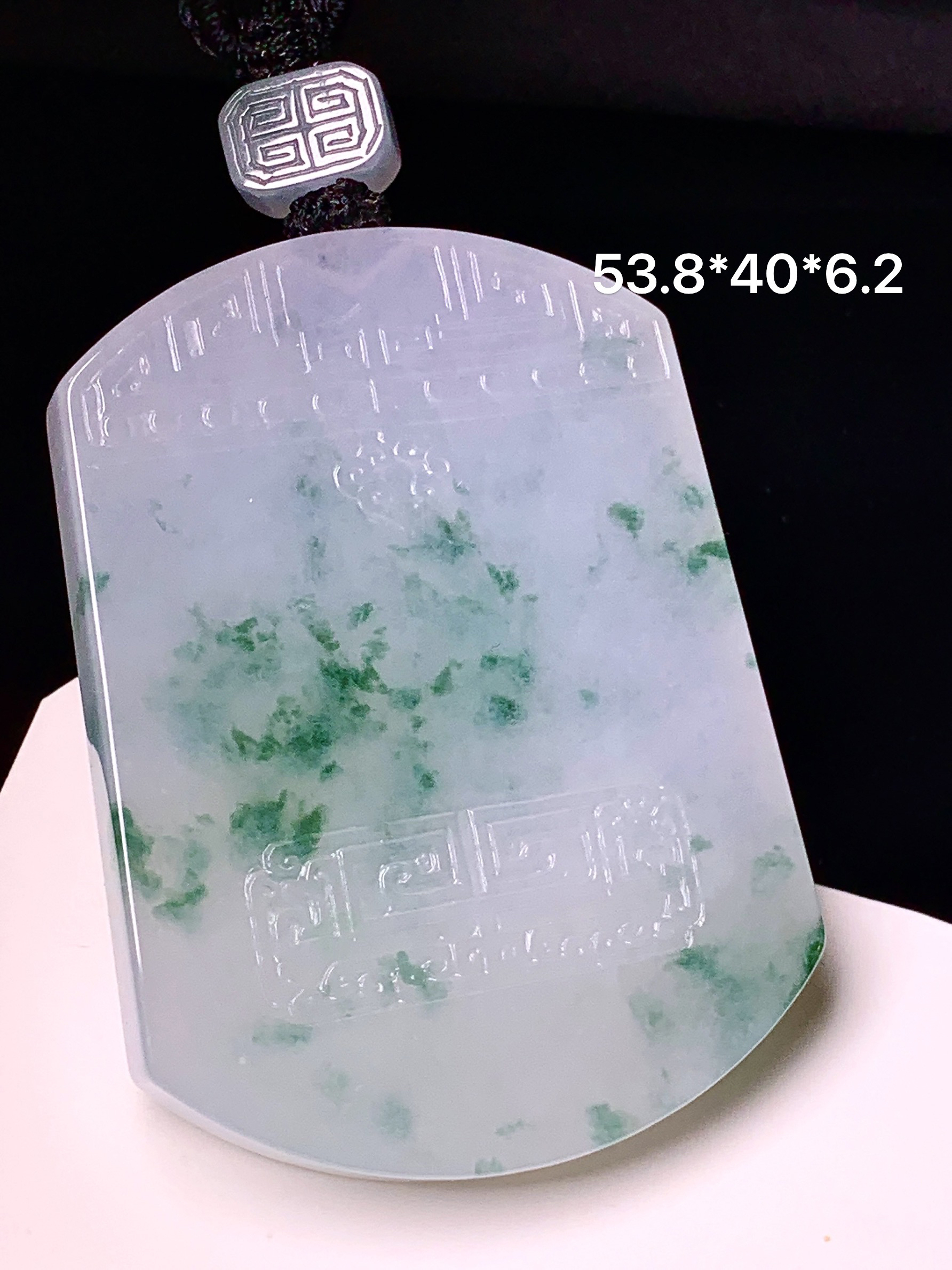 飘绿无事牌吊坠 玉质细腻 色泽艳丽清新 水润亮眼 整体尺寸53.8*40*6.2 L1