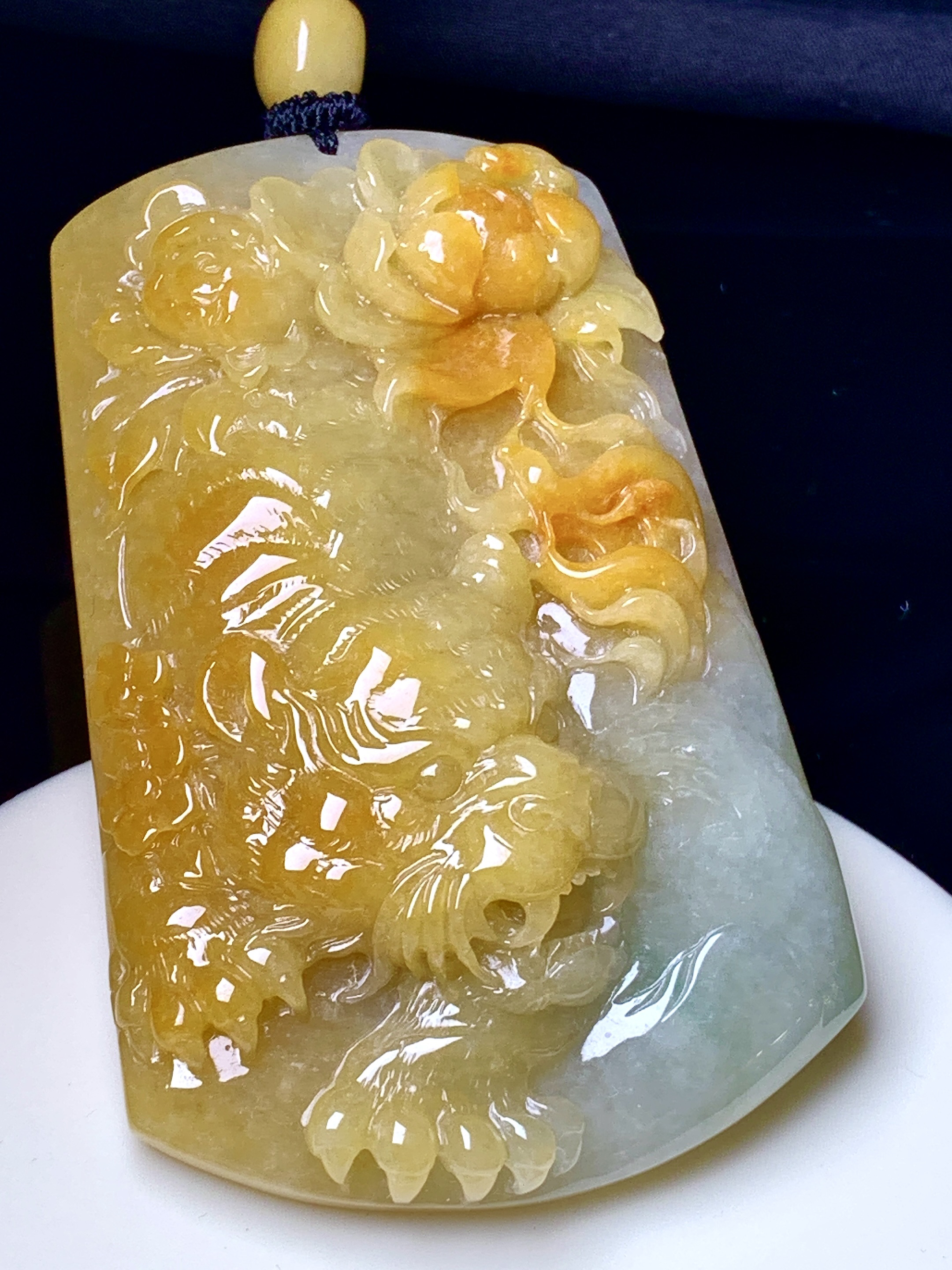 黄翡龙牌吊坠 玉质细腻 色泽艳丽清新 水润亮眼 整体尺寸70.5*45*13.8 L1