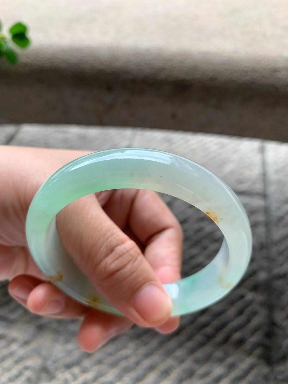 黄加绿三彩正圈手镯尺寸58.5*13.5*8 整体冰润通透，清甜果绿底色温润怡人，飘黄翡撒金，黄绿相融，明媚温婉！