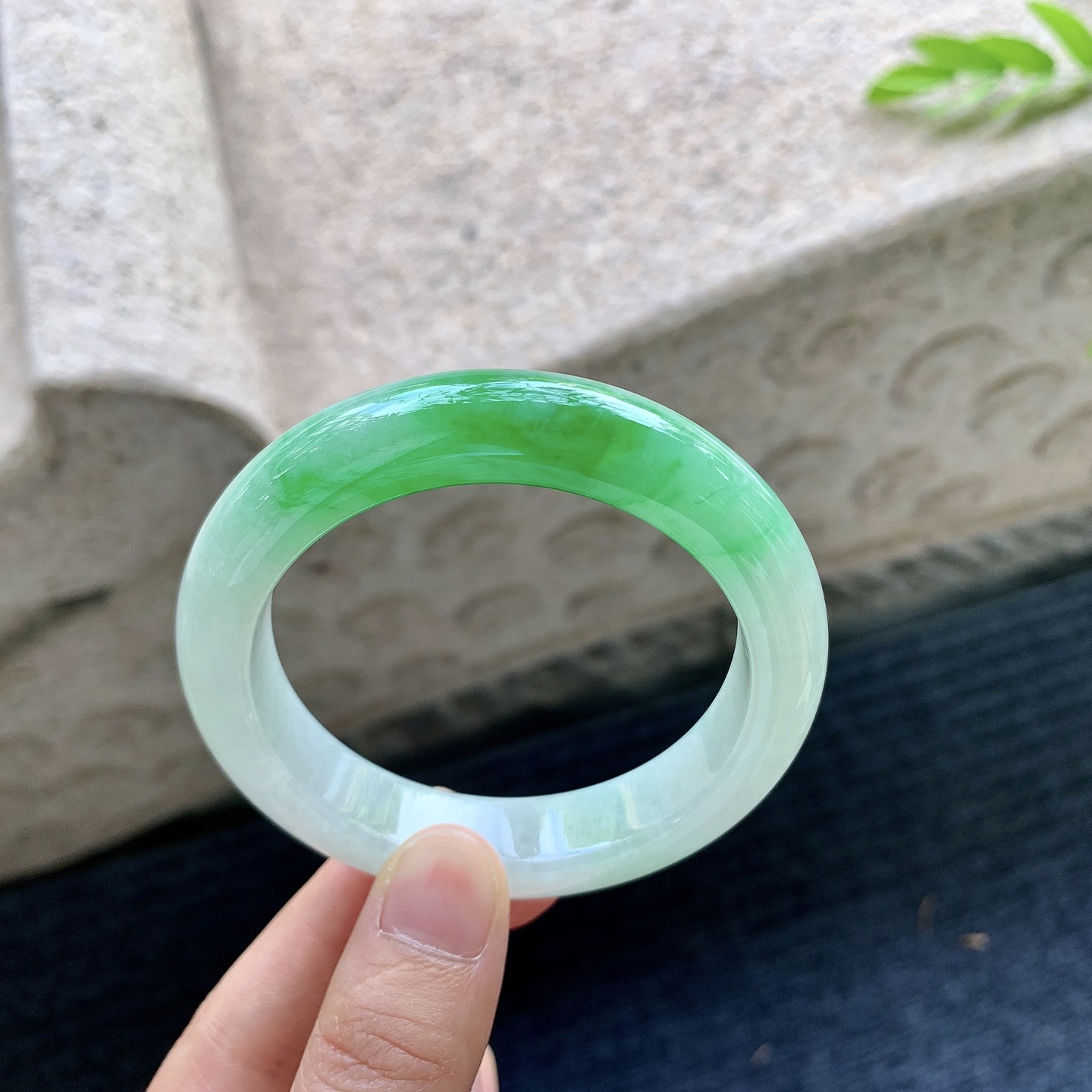 正圈52 53，圈口53.5/12.3/9，编码G9090431，描述冰糯飘辣阳绿，水润，种老，细腻，打灯有棉纹。
