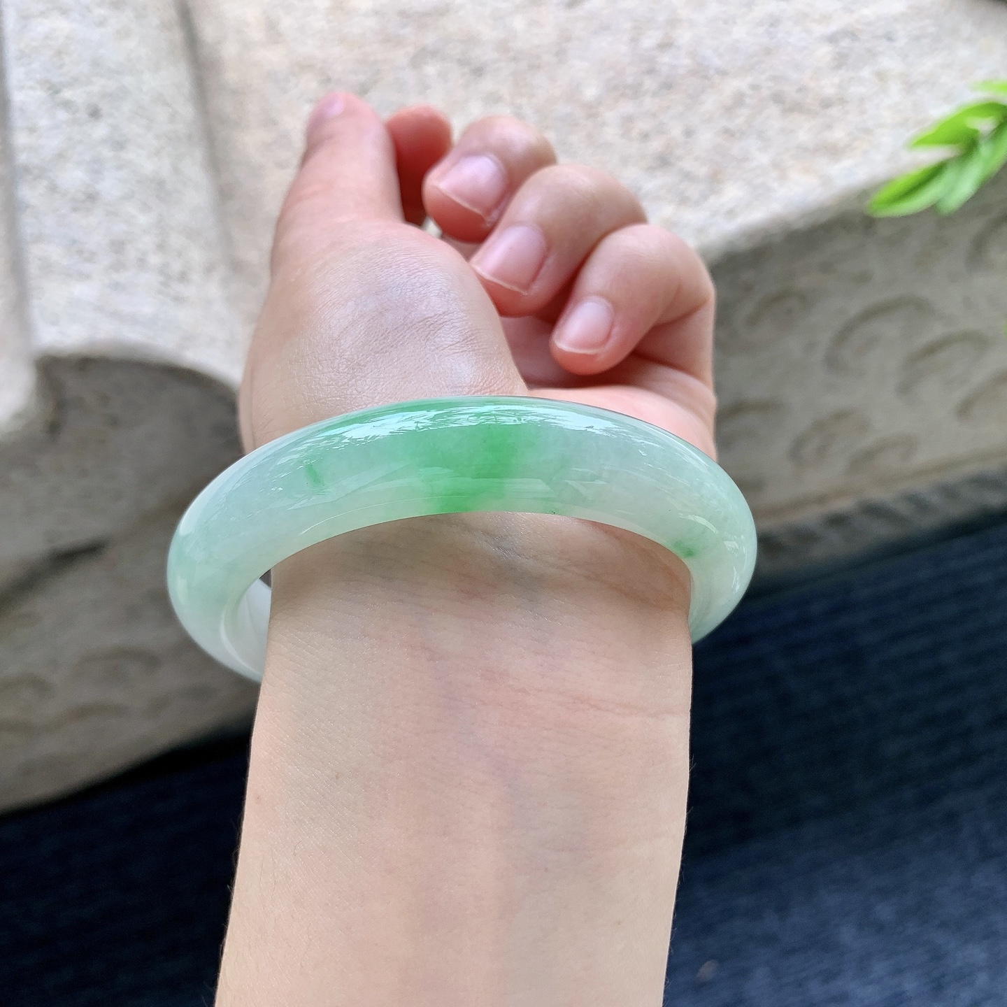 正圈，圈口57.4/12.4/8.7，编码T1090421，细糯飘绿，水润，种老，细腻，打灯有棉线