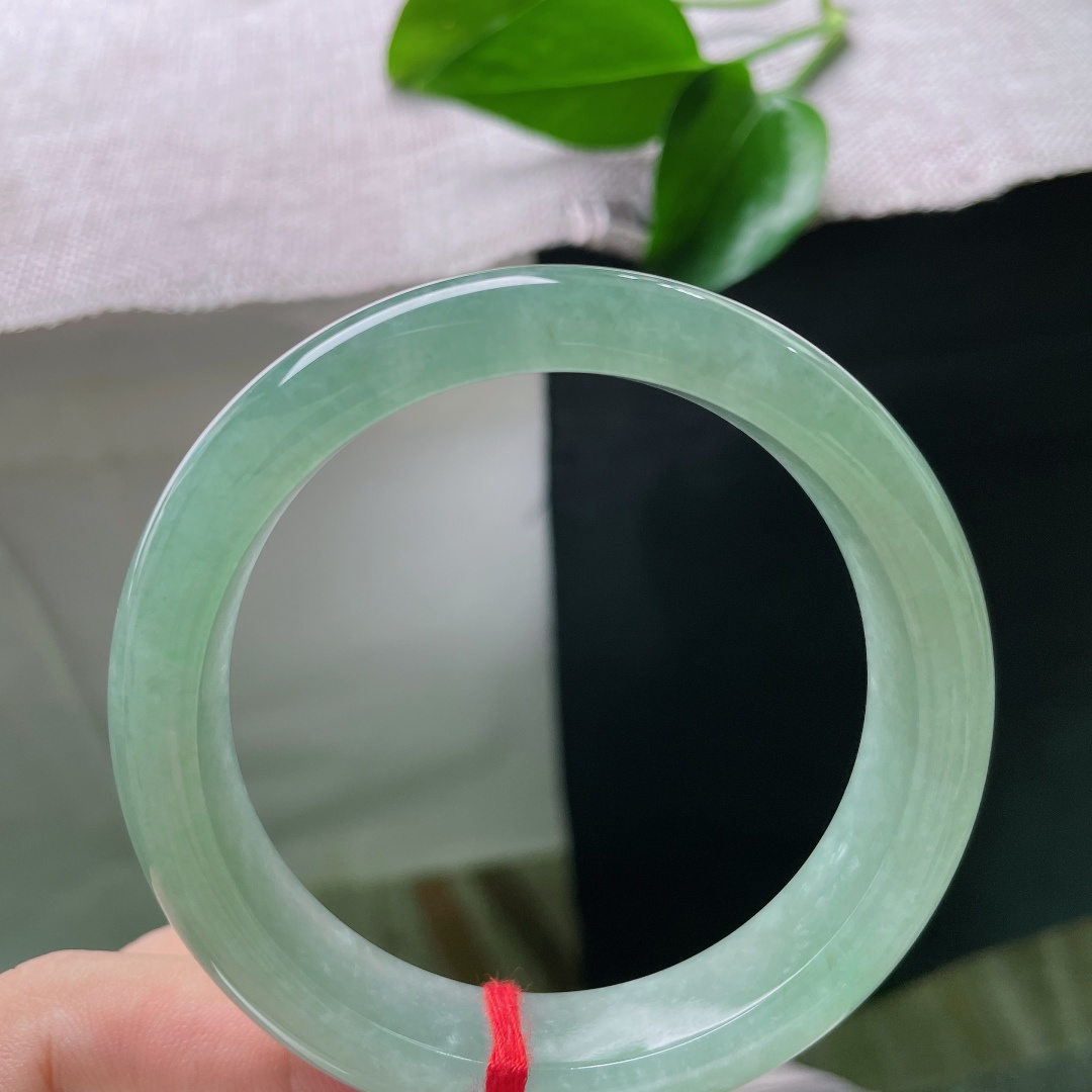 冰油正圈，无裂，通体是柔和静谧的湖青底色，翠色匀净铺满镯身，清润沉静。ss57898a