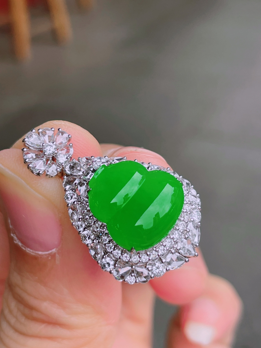 高冰绿葫芦吊坠，晶莹剔透，新颖时尚，无裂，13-13.5-4