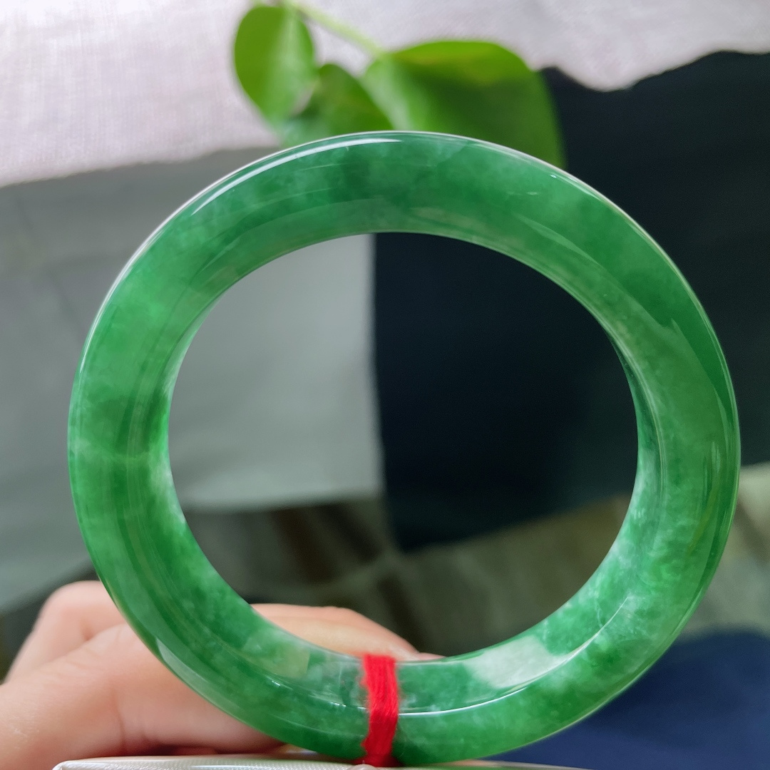 绿底正圈，凝一汪满绿清泉，藏半生温润安然。种老，色艳，皮纹，ss58213a
