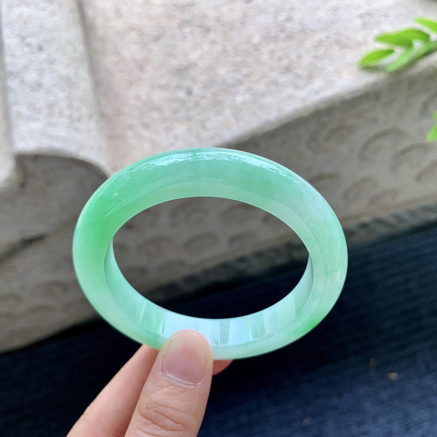 正圈54 55，圈口55/11.8/9.4，编码AD090404，描述：冰糯阳绿，水润，种老，细腻，无裂。
