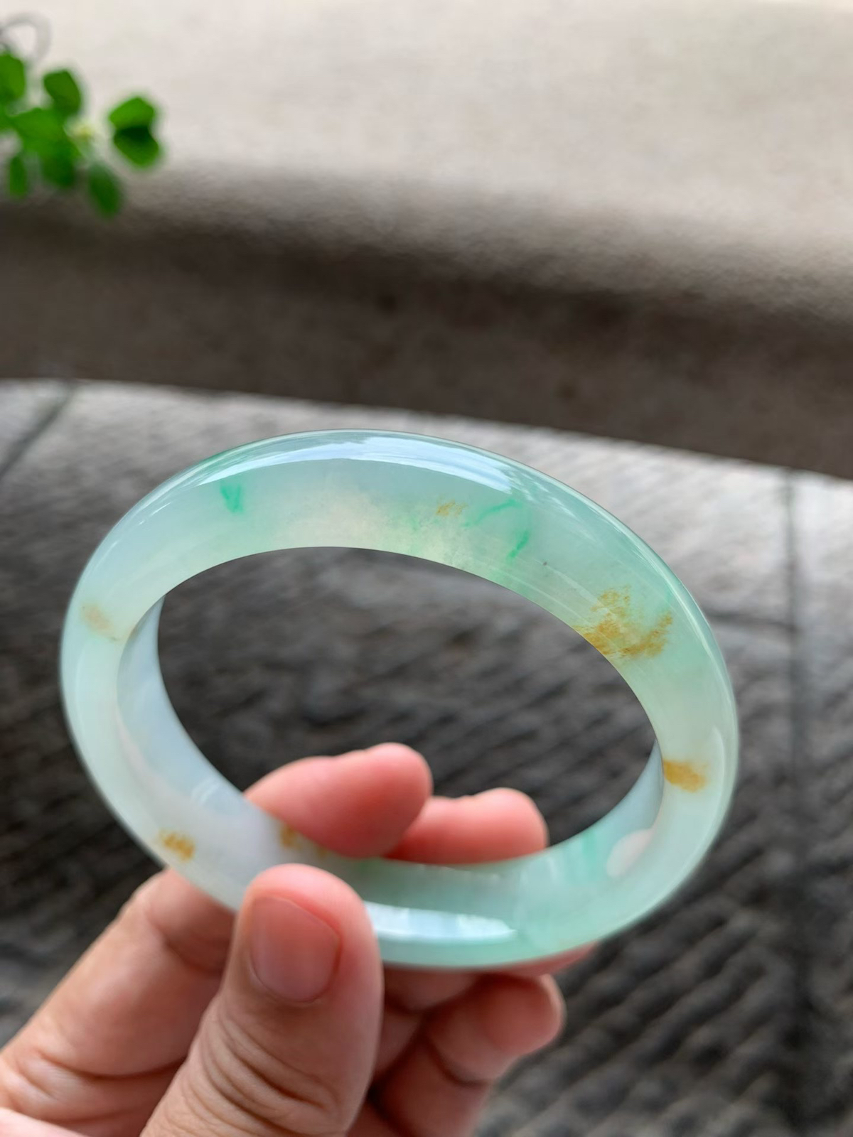 黄加绿三彩正圈手镯尺寸58.5*13.5*8 整体冰润通透，清甜果绿底色温润怡人，飘黄翡撒金，黄绿相融，明媚温婉！