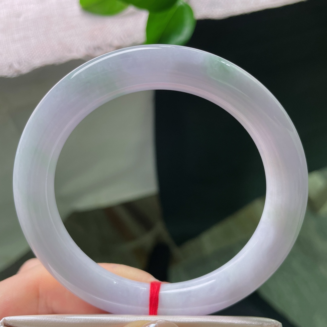 春彩圆条，皮纹，色调温润淡雅，玉质细腻顺滑，一整圈朦胧紫调温柔浪漫，上手尽显温婉娴静的东方气质。ss