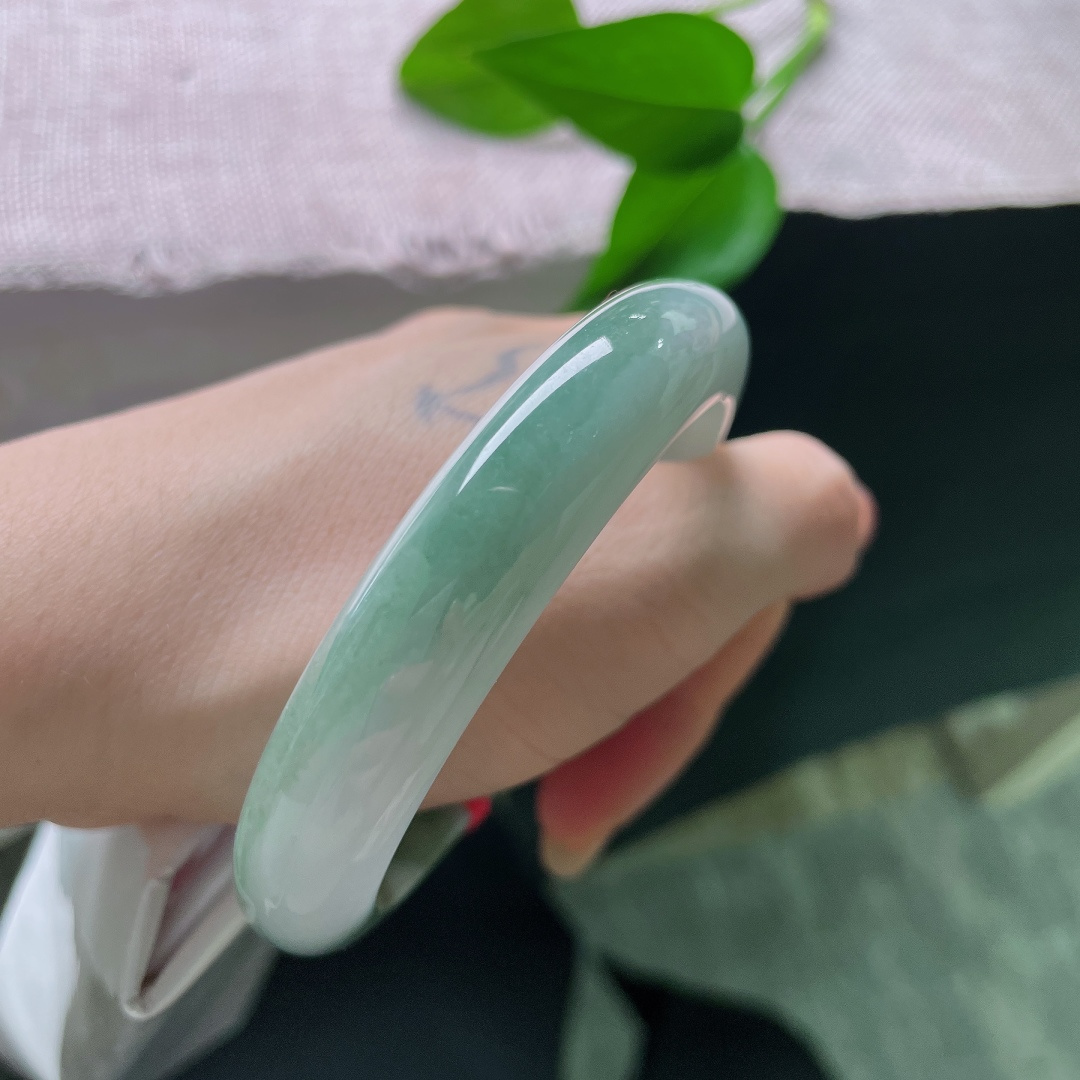 油青正圈，无裂，一镯两境，清白遇碧翠，将湖山暮色凝于腕间，氛围感古朴雅致。ss57901a