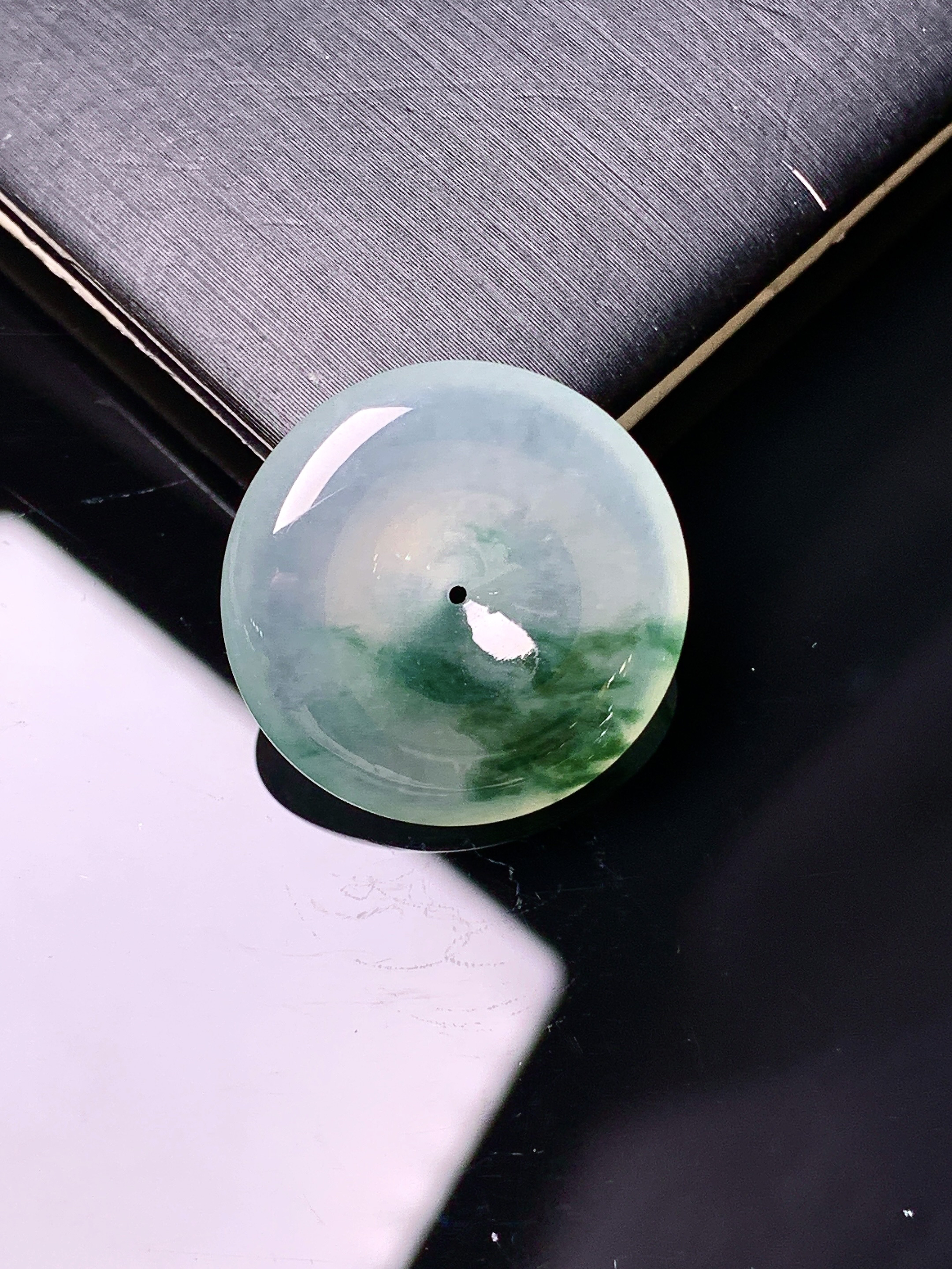 飘绿平安扣吊坠 玉质细腻 色泽艳丽清新 水润亮眼 整体尺寸20.3*4.8 e1
