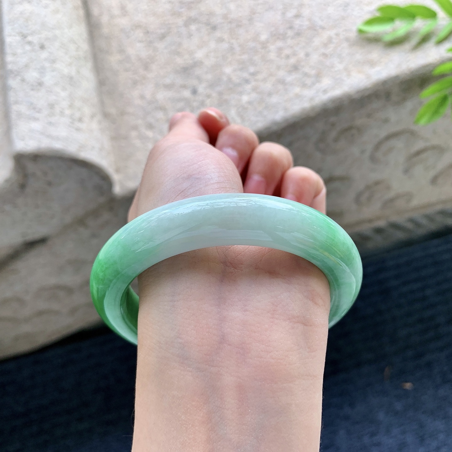 正圈，圈口59/13.1/10.7，编码Q7090452，细糯辣阳绿，水润，种老，细腻，有纹线