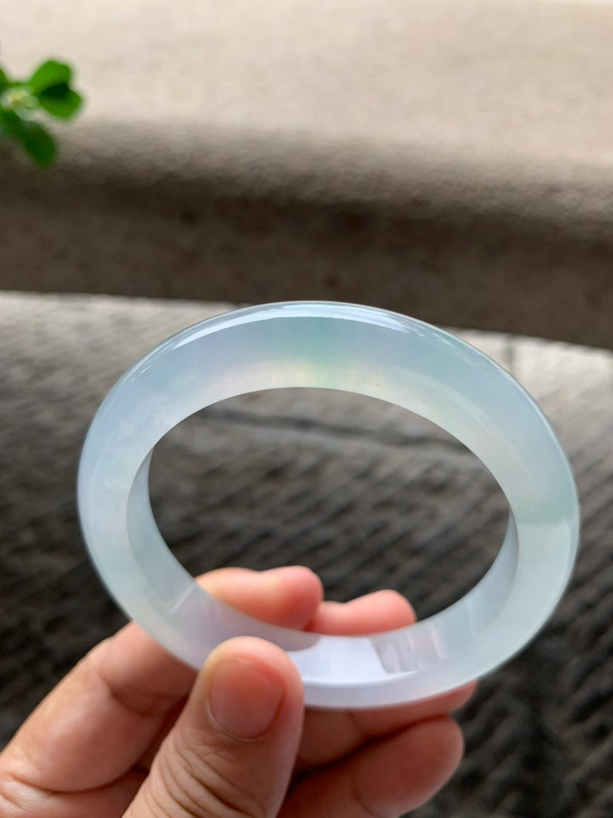 冰淡春彩正圈手镯尺寸57.2*12*9.5整体通透，冰冰润润，色泽干净柔和，细腻通透，起荧起光，胶感十足，清新素雅！