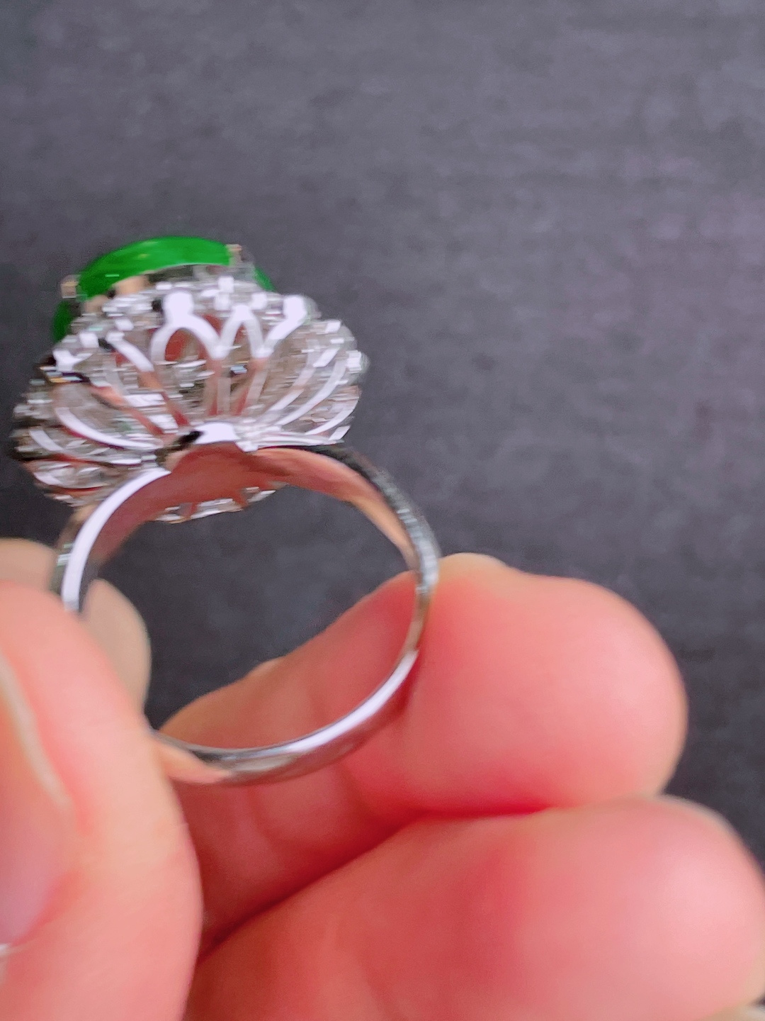 高冰绿蛋面戒指，晶莹剔透，新颖时尚，品相，12.5-5