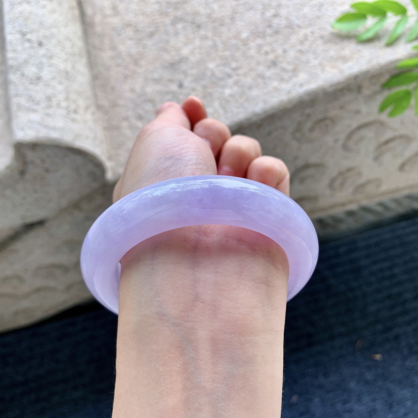 正圈55 56，圈口55.8/13.8/10.7，编码WW090455，糯冰水润，种老，细腻，打灯有棉纹线，无裂