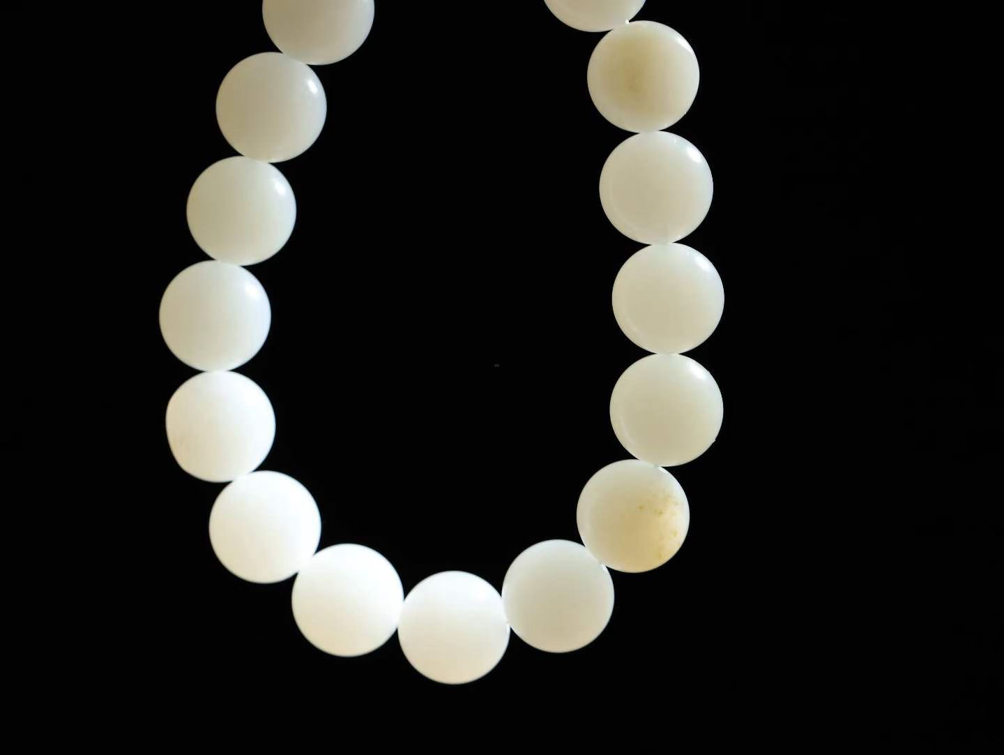 【珠圆玉润.手串】

精品️和田玉白玉珠圆玉润手串 玉质温润细腻  整串打磨圆润，佩戴舒适。珠珠落玉盘，间关莺语花底滑，一生美好时光，无论身在何处，都有它相伴相守。事事顺遂，幸福美满，吉祥如意。重42.78克 尺寸取一11.7mm  FDA-2290333