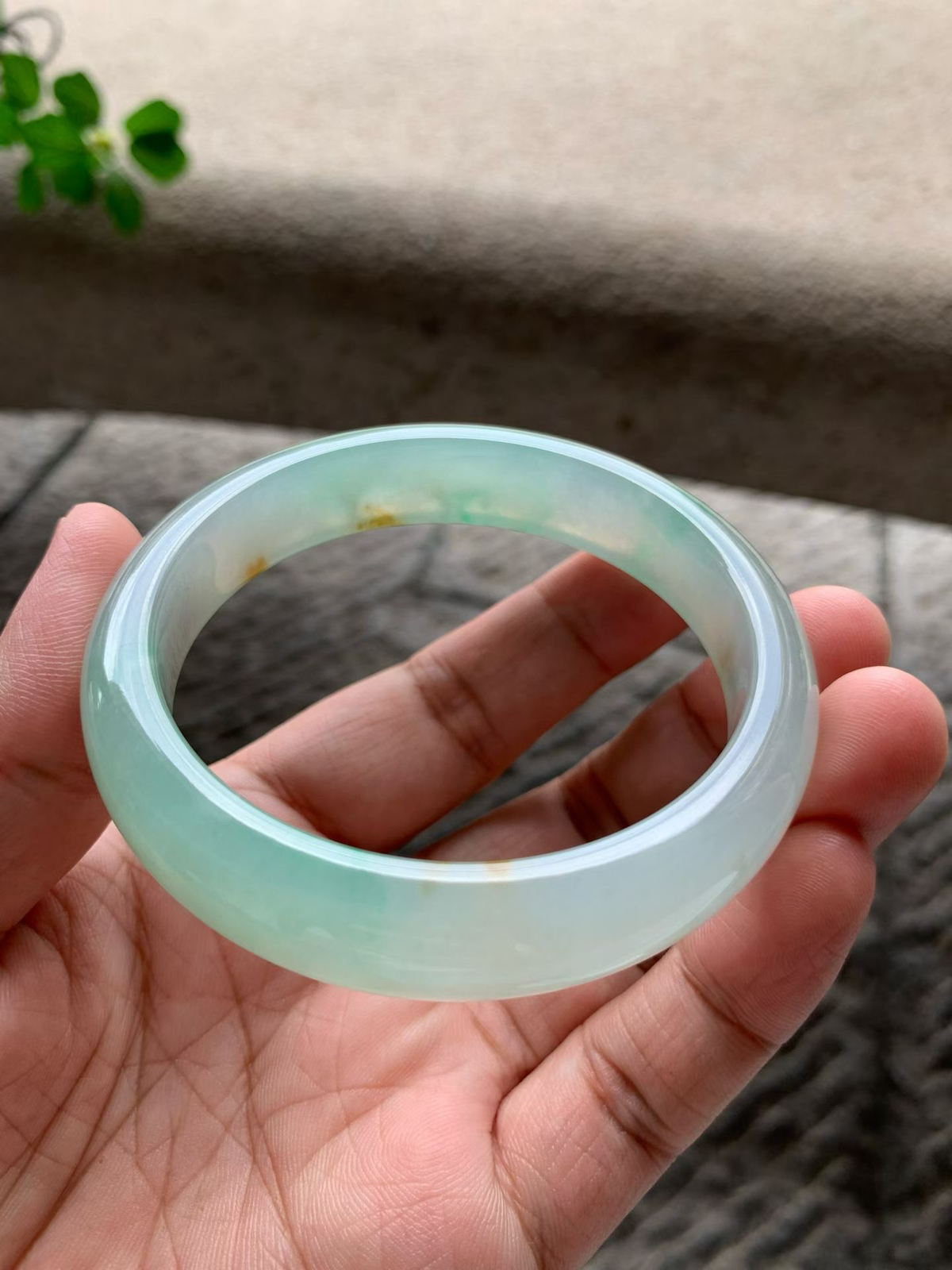 黄加绿三彩正圈手镯尺寸58.5*13.5*8 整体冰润通透，清甜果绿底色温润怡人，飘黄翡撒金，黄绿