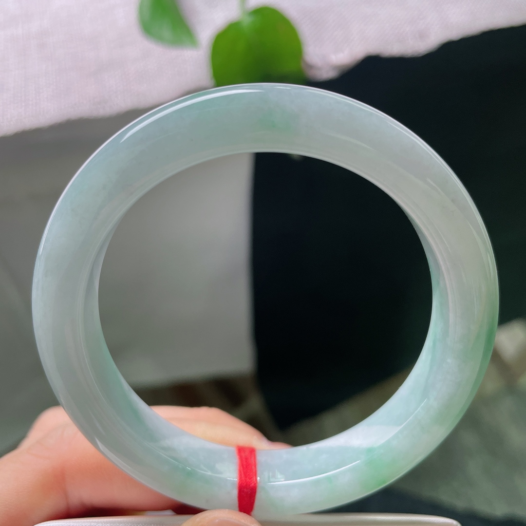 绿底正圈，一点皮纹，几抹翠色悠然晕染，似烟雨江南，远山含翠，一缕青绿漫过玉环，诗意藏于腕间。ss58199a