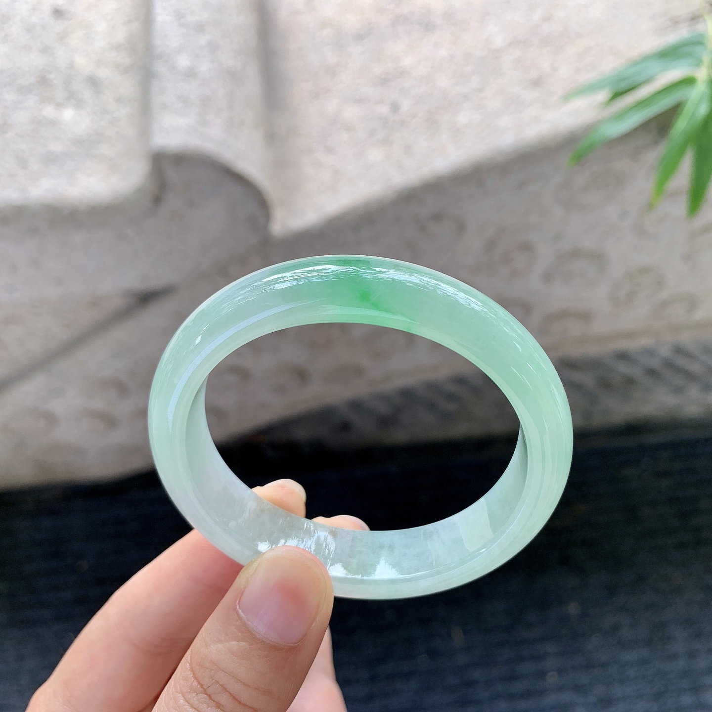 糯冰飘绿，水润，种老，细腻，打灯有絮线